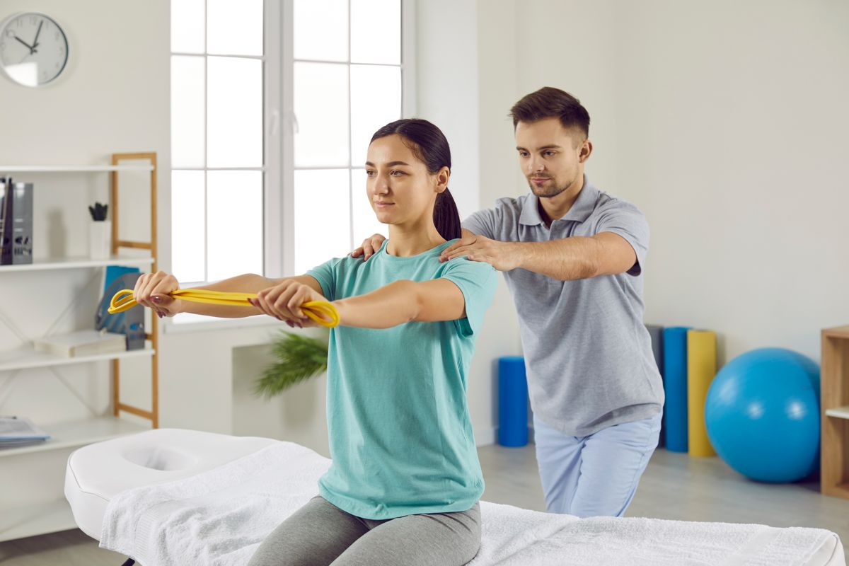 Masseur-kinésithérapeute guidant une patiente lors d’exercices de rééducation